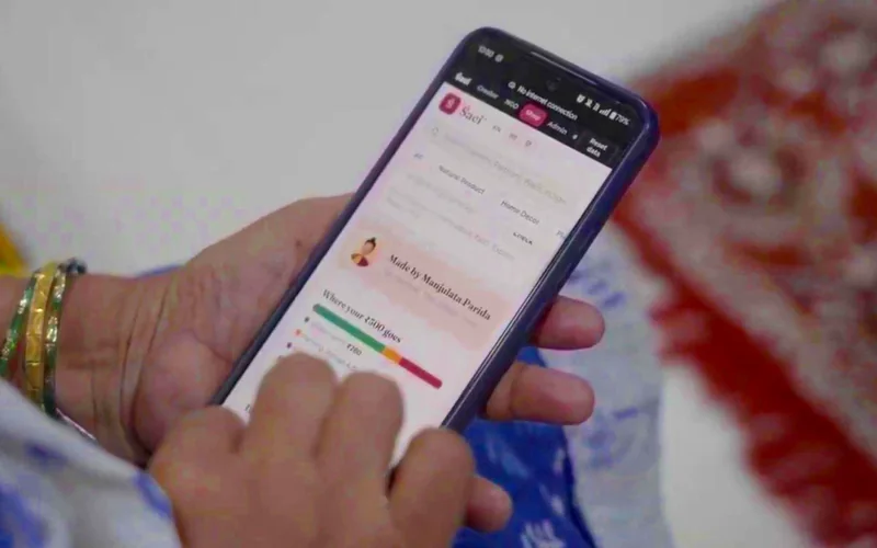 A woman browsing the Śaci shop on her phone