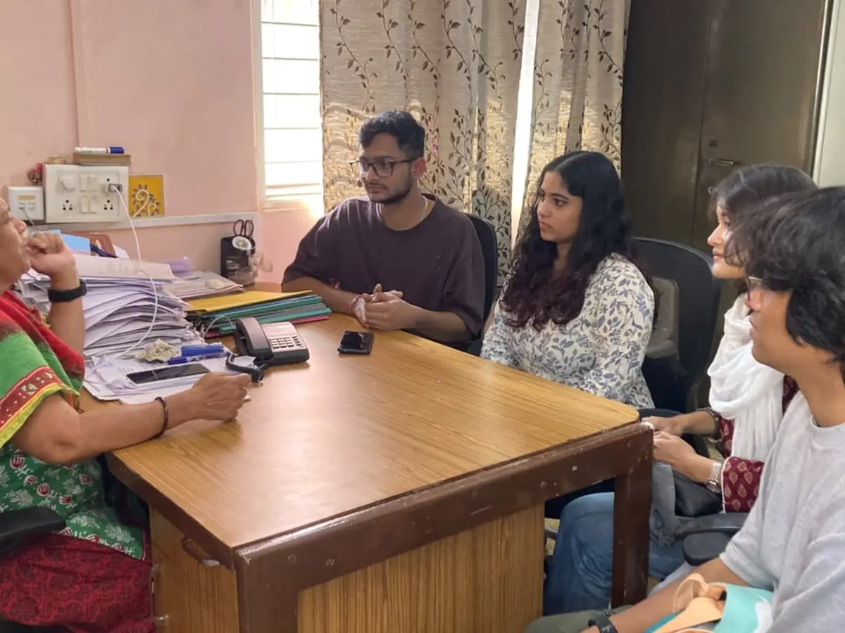 The Śaci team in a meeting at an organisation's office